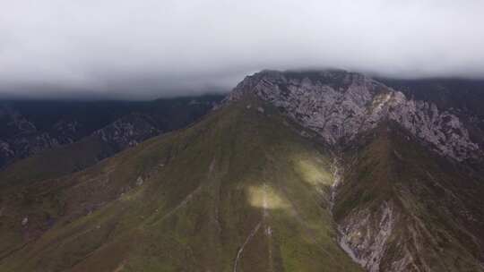 青海互助龙王山山峰草原田地航拍视频