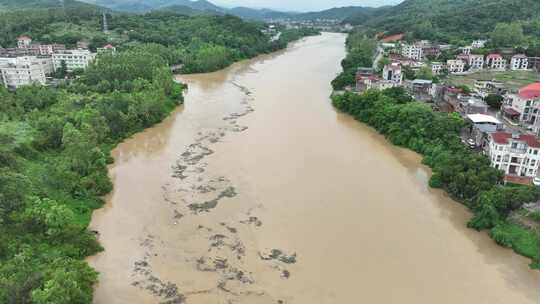 暴雨过后的乡村河流浑浊河水黄色水流航拍河