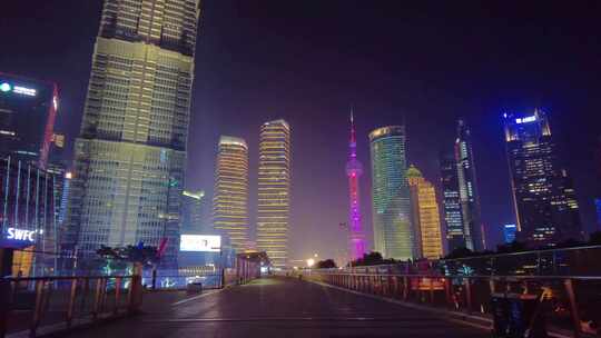 夜晚仰望上海陆家嘴高楼大厦夜景城市风景视