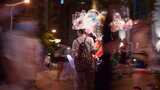 城市-人文-在川流不息的人群卖气球的商贩高清在线视频素材下载