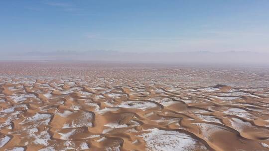 航拍冰雪覆盖的沙漠