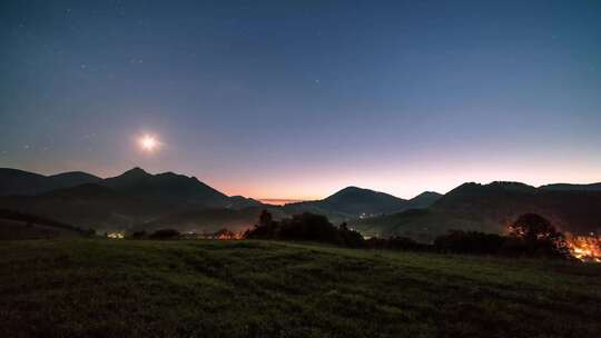 阿尔卑斯山乡村景观中的蓝色星空和月光