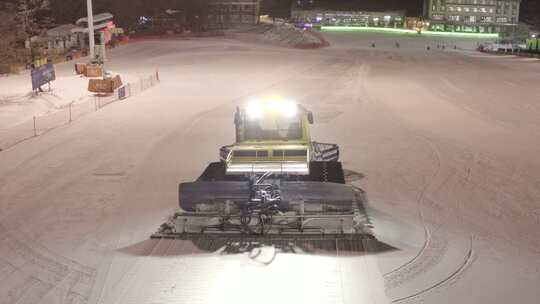 航拍吉林省长春市庙香山滑雪场压雪车工作