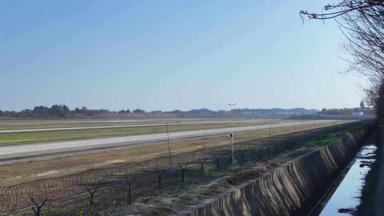 客运飞机缓缓降落在双流国际机场瞬间
