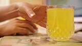 瓶装黄色菠萝果汁橙汁橘子汁办公打字喝果汁高清在线视频素材下载
