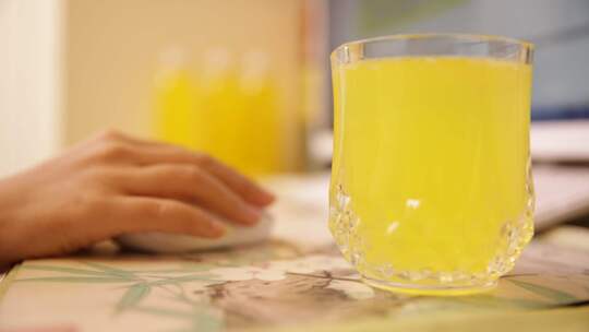 瓶装黄色菠萝果汁橙汁橘子汁办公打字喝果汁