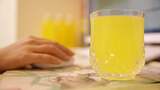 瓶装黄色菠萝果汁橙汁橘子汁办公打字喝果汁高清在线视频素材下载