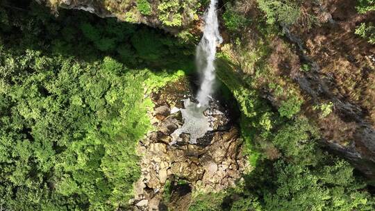 阳光照在桂林喀斯特地貌山谷中的瀑布