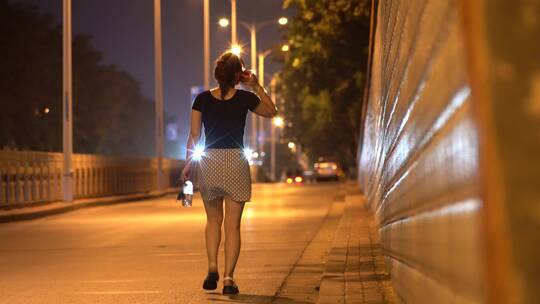 4K夜晚街头女人走路背影