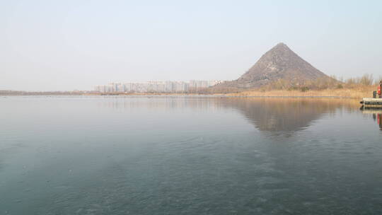 中国山东济南华山湖湿地景区秋冬倒影景观