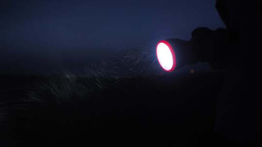 男人行走在乡间夜路上视频素材模板下载
