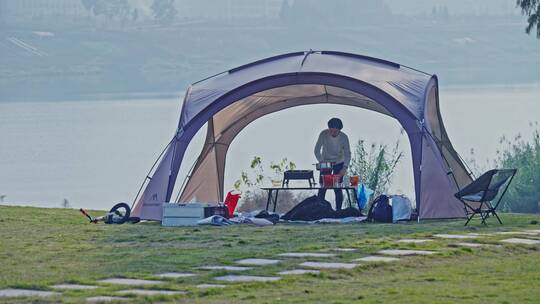 河边露营帐篷