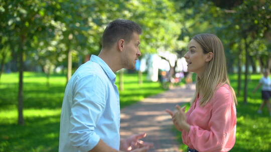 夫妻在公园里争吵加速镜头