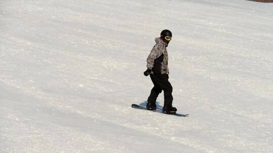 运动员用单板滑雪下山