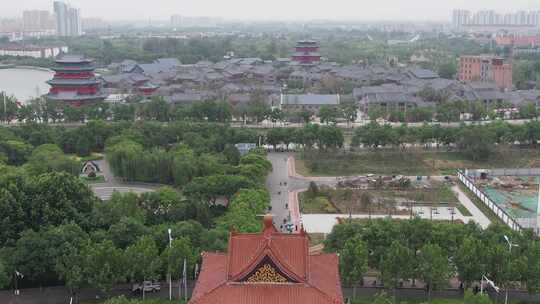 古色古香的多层塔楼及周边建筑全景