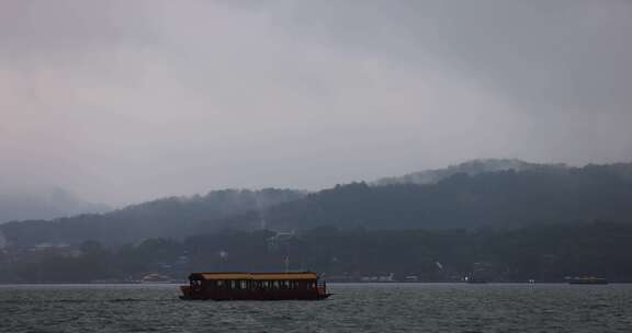 江南烟雨西湖游船