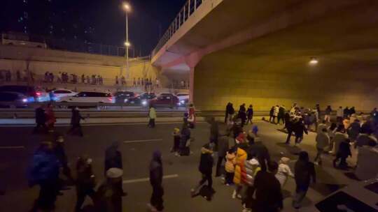 人群桥下行走的人群视频素材模板下载