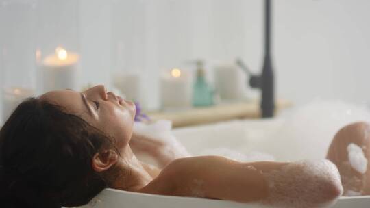 女人躺在浴缸里洗澡 视频素材模板下载