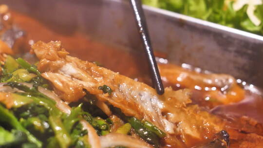 中国人母子餐厅吃烤鱼火锅