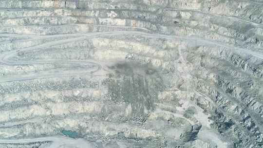 巨大石棉采石场爆炸现场鸟瞰图16视频素材模板下载