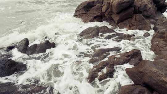 大海边的岩石海浪