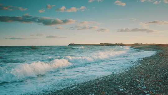 海边海浪拍打海岸沙石沙硕海浪拍打鹅卵石