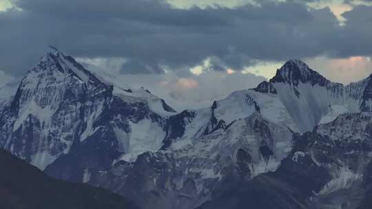 航拍黄昏时分的新疆伊犁夏塔景区雪山