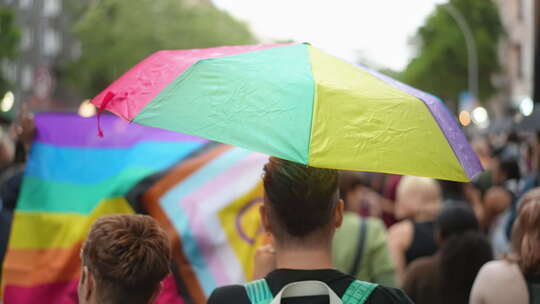 同性恋男子在Lgbt骄傲节手持彩虹伞多彩