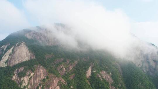 云雾中若隐若现的崖壁山