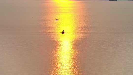 航拍暖色夕阳湖面 小船划过视频素材模板下载