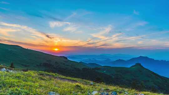 夏季绿色高山草甸群山日落夕阳风光