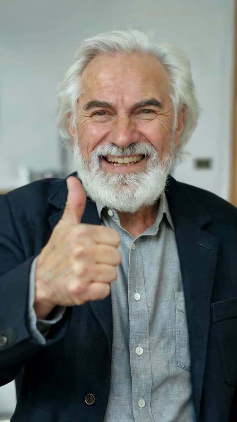 微笑老人竖大拇指特写