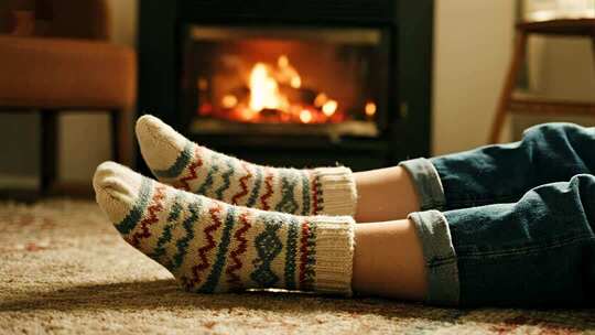 冬日壁炉前烤火取暖温暖治愈生活画面