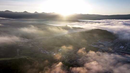 云雾缭绕的山间城市日出云海