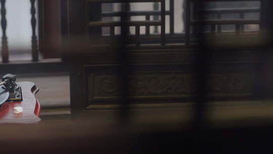 老式唱机播放黑胶唱片的特写