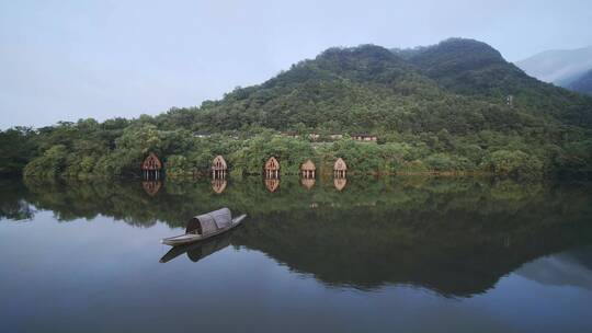 航拍杭州富阳芳草地开元度假村临水船屋客房