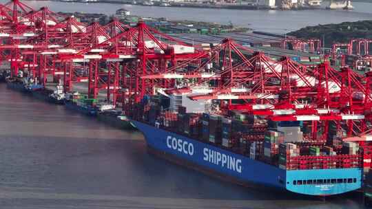 繁忙港口巨轮装卸货视频素材模板下载