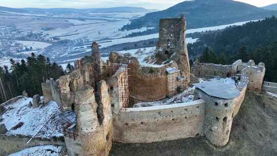 斯洛伐克兹博罗夫村城堡鸟瞰图