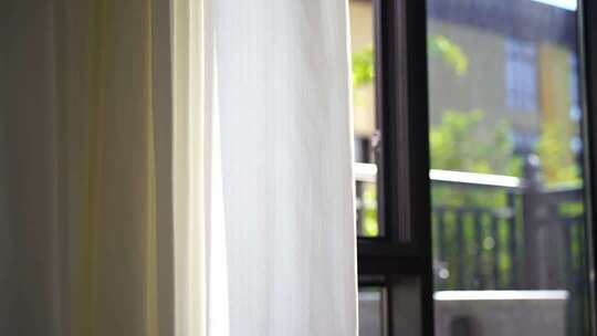 风吹窗帘窗户白色窗帘飘动阳光透过白色窗帘