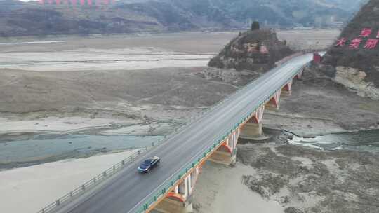 航拍 马路 行驶 驾驶 汽车 风景 道路 河流