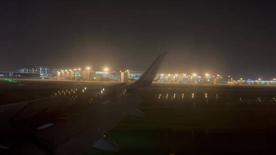 夜晚机场航空公司飞机起飞