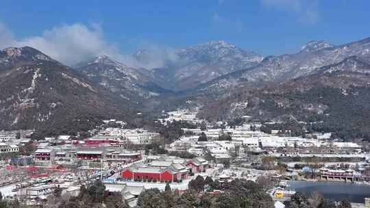 泰山红门广场飞雪迎春