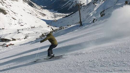 滑雪在雪山上滑雪