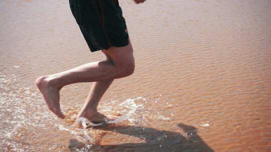 赤脚跑在清澈的海滩，慢动作，力量感