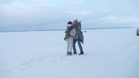 情侣在雪地上拥抱视频素材模板下载