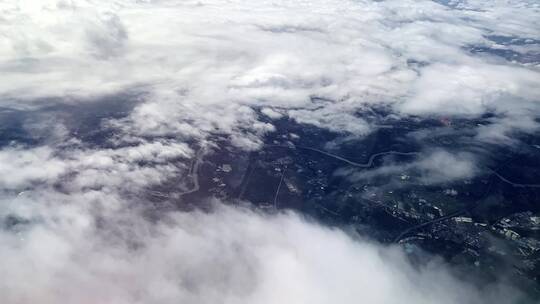 民航飞机穿越云层俯拍地面视频视频素材模板下载