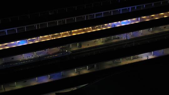 航拍夜晚春运务工返程高铁站高铁进站