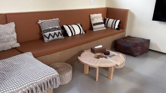 现代简约风的民宿沙发装饰设计