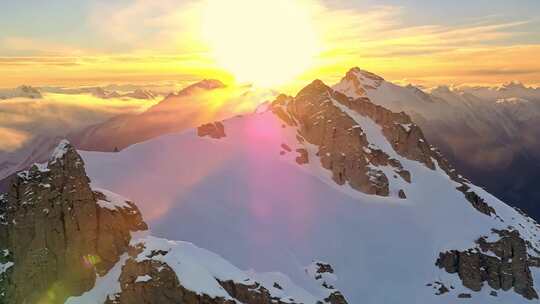 雪山日出日照金山航拍