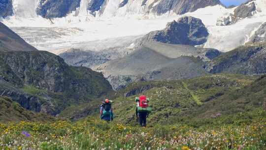 攀登格聂山区阿萨贡格雪山登山者徒步进山